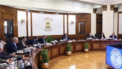 الحكومة تبدأ ترتيبات الإفراج عن كل السلع الموجودة بالموانئ تباعا