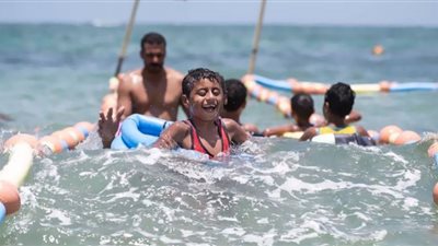 شاطىء المكفوفين.. براءة تصنع السعادة (صور)