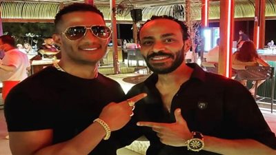 محمد رمضان يحتفل بعيد ميلاد شقيقه برفقة المضيفات على طائرته (فيديو)