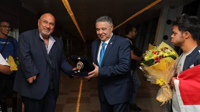إهداء ميدالية البحر الأحمر لمدرب فريق عبور المانش من ذوي الهمم