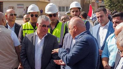 وزير النقل ورئيس اقتصادية قناة السويس يتفقدان محطة الحاويات
