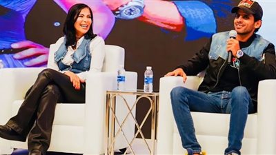 نجمة إنسانيًا.. حمدي الميرغني يشيد بمنى زكي