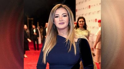 دنيا سمير غانم تشارك الجمهور كواليس مسرحية أنستونا