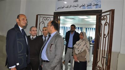 رئيس جامعة حلوان يتفقد مركز التميز العلمي لأبحاث التركيب البيولوجي