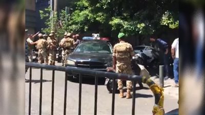 احتجاز الموظفين والمواطنين في أحد البنوك بلبنان