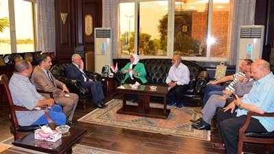 محافظ الأقصر يلتقي مدير المكتب الكويتي للمشروعات الخيرية لبحث التعاون