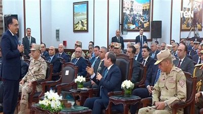 السيسي: الناس ماسكة في الدولار شوية (شاهد)