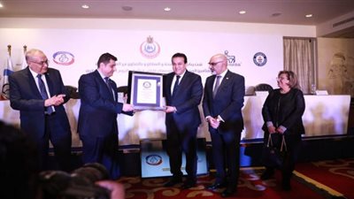 وزير الصحة يتسلم شهادة «جينيس» لتوعية 523 طفلًا مصابًا بالسكر