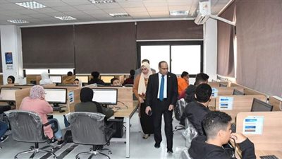 طلاب جامعة الإسماعيلية الجديدة يؤدون امتحانات متطلب الجامعة إلكترونيًا