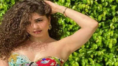 مايان السيد تهوس متابعيها بالجلد الأسود والشعر الكيرلي احتفالًا بالكريسماس