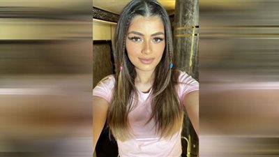 ليلى زاهر تهوس متابعيها بفستان فوق الركبة ومكياج ترابي| صور