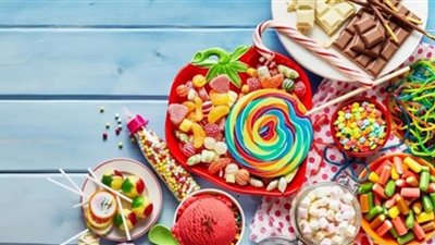 طريقة تقليل أكل الحلويات.. طبيب يوضح