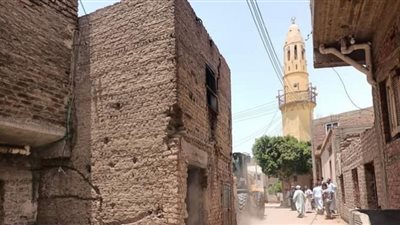 إزالة منزل آيل للسقوط بشارع الصنجق بمدينة دشنا