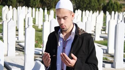 الدعاء للميت بعد دفنه يكون سرًّا أم يجوز الجهر به.. الإفتاء تجيب