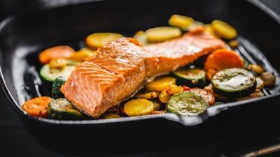 مفيد لمرضى السكر.. طريقة عمل صينية خضار بالسلمون المدخن