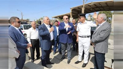 محافظ بني سويف يتفقد أعمال تأهيل وتطوير طريق تزمنت محيي الدين