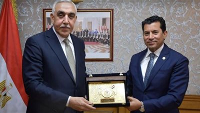 وزير الرياضة يتسلم دعوة حضور 