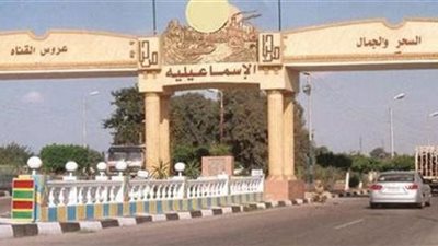 محافظ الاسماعيلية يحتفل بعيدها القومي في المدرسة العسكرية