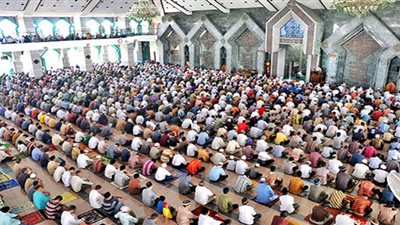 حكم تعدد الجمعة في المسجد الواحد لضرورة ضيق المكان