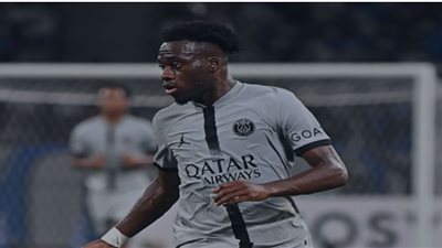 باريس سان جيرمان يعلن رحيل مهاجمه إلى ستاد رين