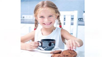 هل تناول الأطفال أقل من 12 عامًا القهوة ومشروبات الكافيين يهدد صحتهم؟.. أطباء يجيبون