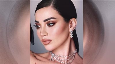 داليدا خليل تخطف الأنظار بالريش الأحمر والأوف شولدر