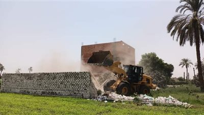 إزالة 16 حالة بناء بدون ترخيص بمدينة دشنا