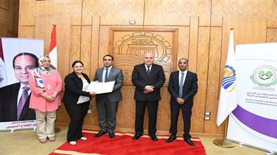 مديرية القوى العاملة بقنا تُسلم 53 عقد عمل للفتيات