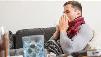 كيف تفرق بين أعراض فيروس كورونا ونزلات البرد