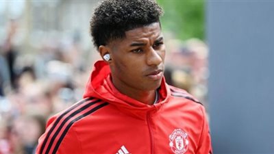 سان جيرمان يطارد مهاجم مانشستر يونايتد