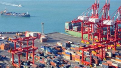 الإفراج عن 60% من البضائع العالقة بالموانئ