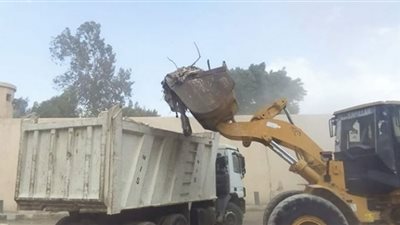 حملات نظافة مكثفة بحي طرة وتنظيف بالوعات الصرف