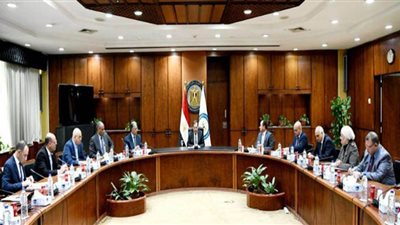 الملا يدرس تأثير المتغيرات العالمية على مسيرة العمل مع رؤساء الشركات القابضة