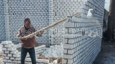 التصدّي لحالات تعدٍّ بالبناء من دون ترخيص بمركزي أبوصوير والقنطرة