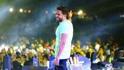 حماقي يتحدى سقوط الأمطار ويطرب جمهور السعودية في حفل ضخم