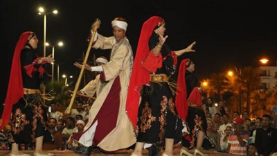 فرق قصور الثقافة تضئ ليالي صيف بلدنا على الشواطئ (صور)