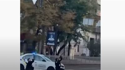 شرطيان أوكرانيان يسقطان مسيرة انتحارية روسية في كييف .. شاهد