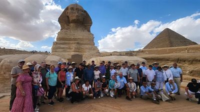 زاهي حواس يلتقي وفدا أمريكيا رفيع المستوى أمام تمثال أبو الهول