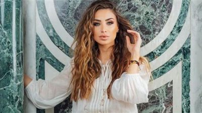 أنابيلا هلال.. إطلالة ذهبية على الريد كاربت| صور