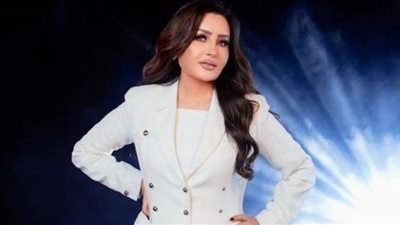 لطيفة تتألق بالساتان وحبات الألماس