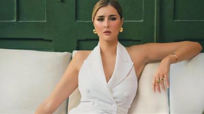 عائشة بن أحمد تعتمد موضة الجمبسوت