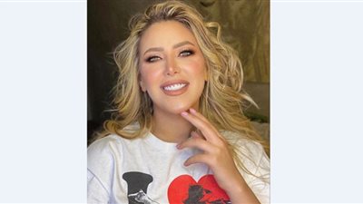هبة عبد العزيز تواكب الموضة بكولون شفاف وكروب توب.. صور
