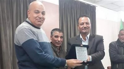 رئيس مركز سنورس بالفيوم يكرم العاملين المحالين إلى المعاش