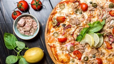 اصنعي بيتزا بسمك التونة بمكونات سهلة