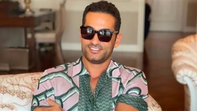 عمرو سعد يشعل السوشيال ميديا بموضة الستينات (صور)