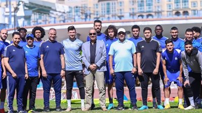 وليد عرفات يجتمع بلاعبي سموحة قبل مواجهة الزمالك