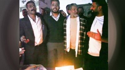 العمدة.. محمد رمضان يحتفل بعيد ميلاد مجدي بدر فى اللوكيشن