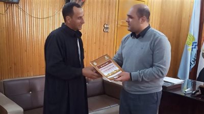 محافظ كفر الشيخ يشهد تسليم 10 عقود تقنين أوضاع أراضي الدولة