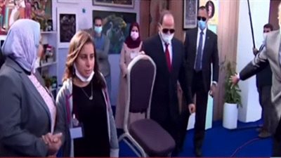 السيسي لفتاة قادرون باختلاف: يا بختي لما جبتلك الكرسي