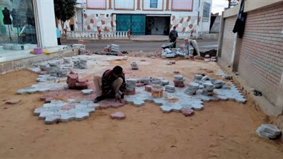 صور.. تمهيد الطرق ورصفها وتركيب الإنترلوك بمدن كفر الشيخ